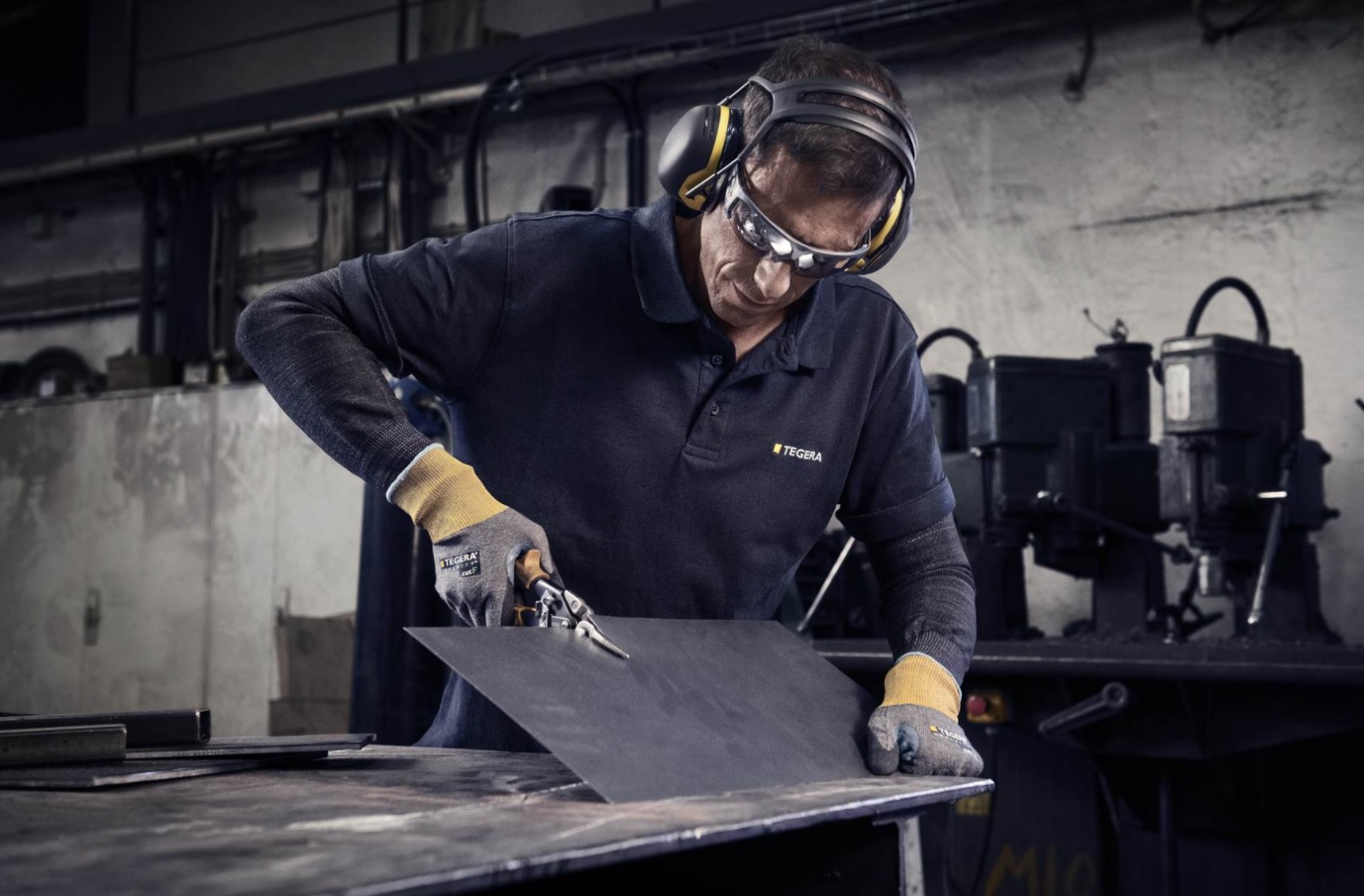The nitrile-foam palm coating enhances grip strength and stability when handling tools, material and machinery 8815 Gloves In action
